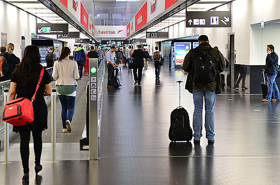 Flughafen Wien Skylink Terminal 3 Check-In 3 Passagiere Symbolbild Sujetbild Foto PA Austrian Wings Media Crew
