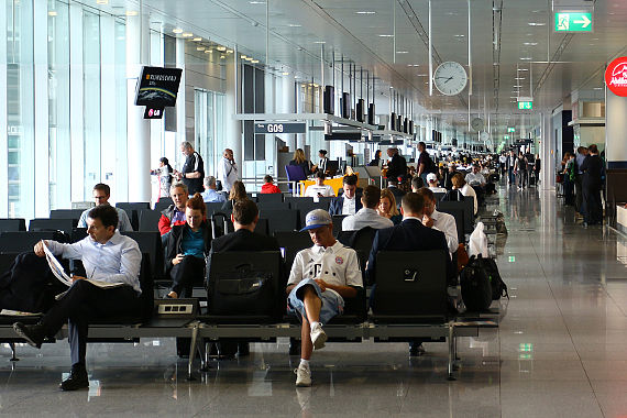 Passagiere Fluggäste Wartebereich Flughafen München (Symbolbild) - Foto: Austrian Wings Media Crew