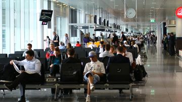 Passagiere Fluggäste Wartebereich Flughafen München (Symbolbild) - Foto: Austrian Wings Media Crew