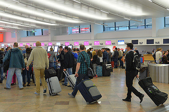 Passagiere auf dem Flughafen Wien Symbolbild Sujetbild Foto PA Austrian Wings Media Crew