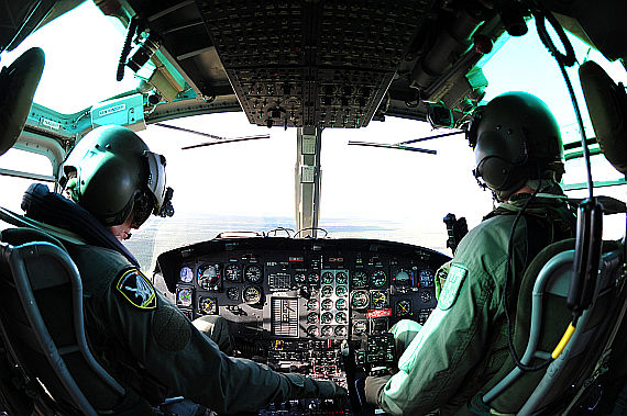 Cockpit Bundesheer Agusta Bell 212 Piloten bei der Arbeit Fisheye Foto PA Austrian Wings Media Crew