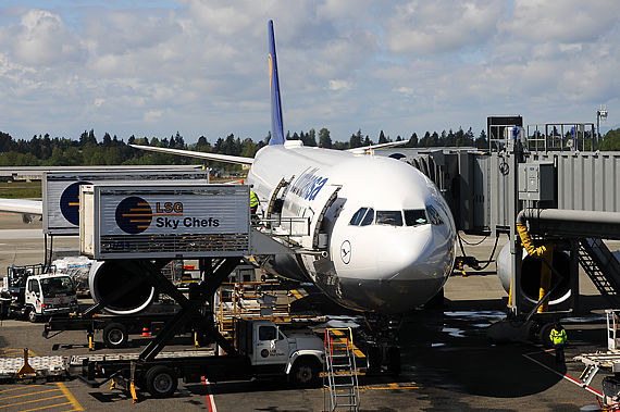 Lufthansa Airbus A330-300 beim Boarding am Gate / Catering LSG Sky Chefs Symbolbild Sujetbild - Foto: Austrian Wings Media Crew