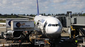 Lufthansa Airbus A330-300 beim Boarding am Gate / Catering LSG Sky Chefs Symbolbild Sujetbild - Foto: Austrian Wings Media Crew
