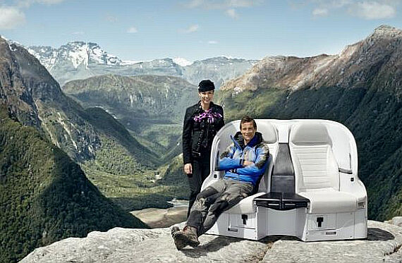 Abenteurer Bear Grylls und Flugbegleiterin bei den Dreharbeiten zum neuen Sicherheitsvideo von Air New Zealand - Foto: Air New Zealand
