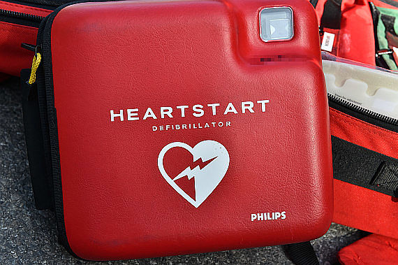 009_Medical Defi AED halbautomatischer Defibrillator Sanitäter Notarzt Symbolbild Sujetbild Foto Huber Austrian Wings Media Crew