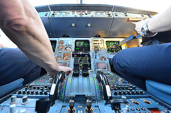 Piloten bei der Arbeit im Cockpit eines Airbus A320 Symbolbild Sujetbild Foto PA Austrian Wings Media Crew