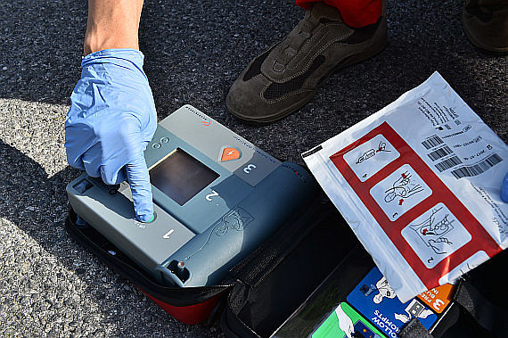 004_Medical Defi AED halbautomatischer Defibrillator Sanitäter Notarzt Symbolbild Sujetbild Foto Huber Austrian Wings Media Crew