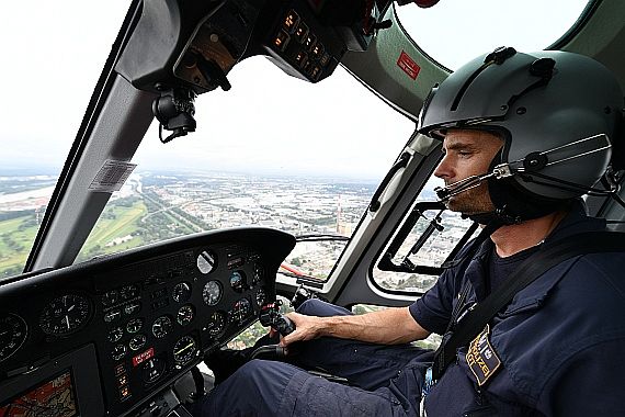 DSC_0435 Flugpolizei Pilot im Cockpit Ecureuil Foto Huber Austrian Wings Media Crew
