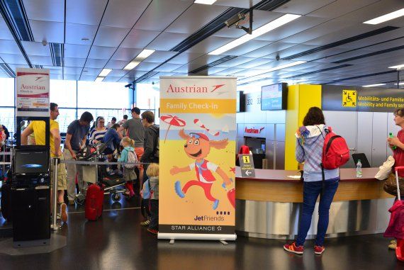 Flughafen Wien Check-In 3 Skylink Passagiere AUA Austrian Airlines Family Check-in Foto PA Austrian Wings Media Crew