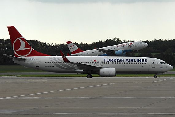 Turkish Airlines Boeing 737-800 TC-JFL mit startendem AUA Austrian Airbus A320 im Hintergrund Foto PA Austrian Wings Media Crew