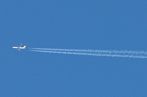Verkehrsflugzeug Verkehrsluftfahrt Kondensstreifen Symbolbild Sujetbild Foto PA Austrian Wings Media Crew