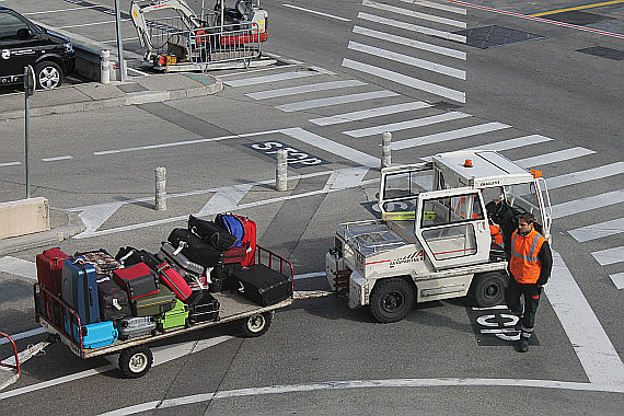 Gepäckwagen (Sujetbild), Flughafen Nizza