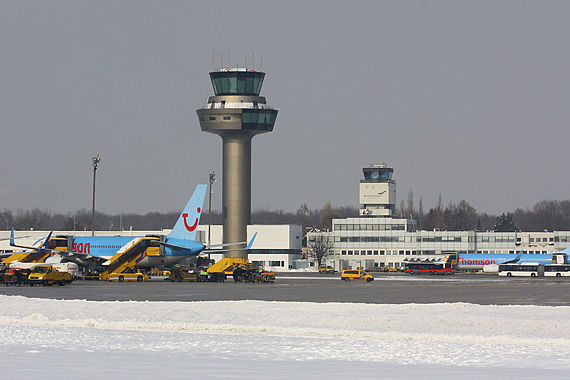 Neuer und alter Tower des Flughafen Salzburg - Foto: Christian Zeilinger
