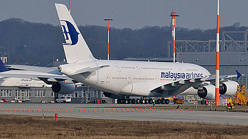Die Maschine in den neuen Farben von Malaysia, aufgenommen in Hamburg-Finkenwerder - Foto: Helmut Groening