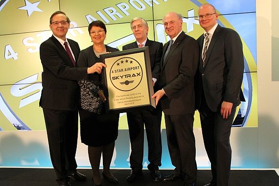 Skytrax Award-Übergabe (Ofner, Brauner, Plaisted, Pröll, Jäger) - Foto: Aigner / Austrian Wings Media Crew