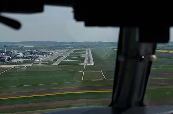 Flughafen Wien Anflug auf Piste 11 aus dem Cockpit gesehen