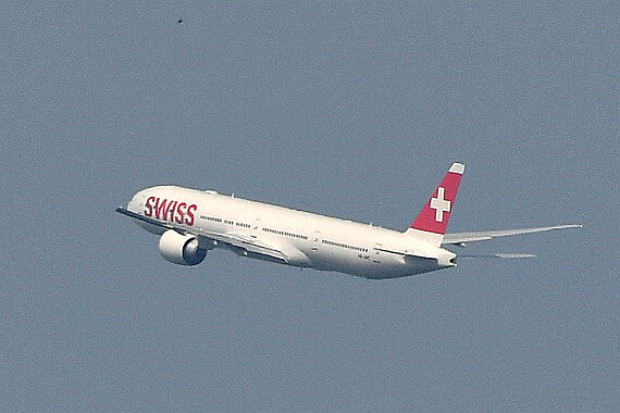 DSC_0076 HB-JNC SWISS Boeing 777-300ER Foto Huber Austrian Wings Media Crew