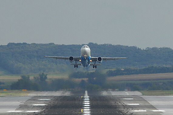 Flughafen Wien Piste Landebahn Startbahn Start startendes Verkehrsflugzeug Airbus Symbolbild Sujetbild Foto PA Austrian Wings Media Crew