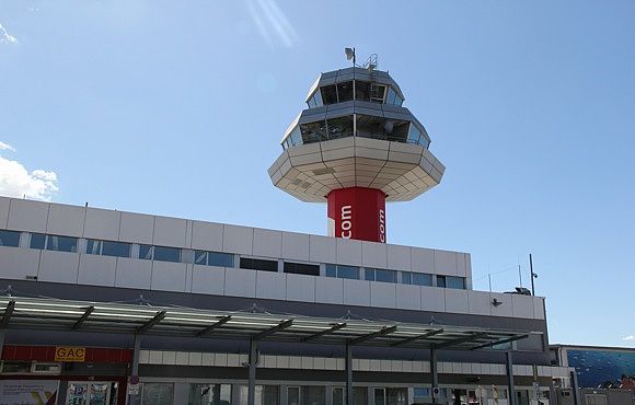 KLU Flughafen Klagenfurt Tower und Terminal Foto Franz Zussner