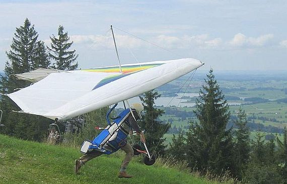 Ein Drachenflieger beim Hangstart (Symbolbild) - Foto: Jens Nürnberger