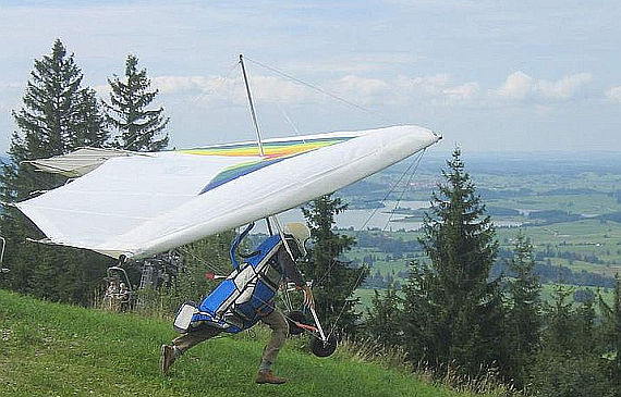 Ein Drachenflieger beim Hangstart (Symbolbild) - Foto: Jens Nürnberger