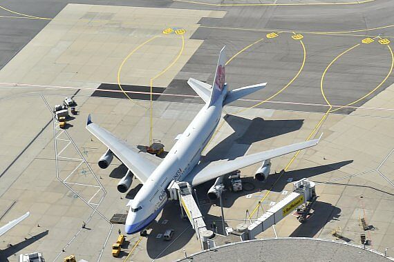 Flughafen Wien China Airlines Boeing 747-400 am Pier Luftaufnahme Foto Foto Huber Austrian Wings Media Crew