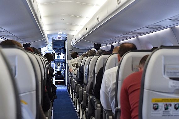 LUfthansa Embraer Kabine Passagier Cockpit Piloten Cockpittüre Foto Huber Austrian Wings Media Crew