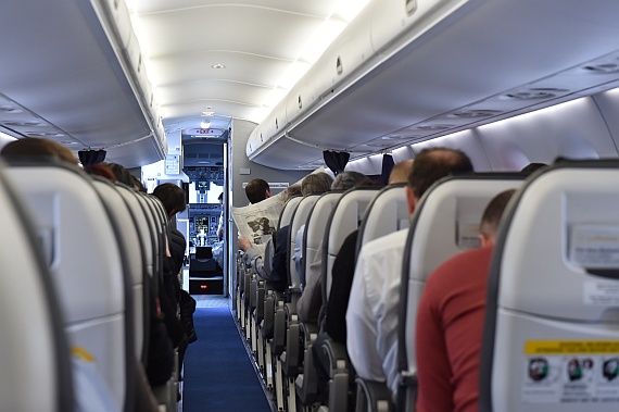 LUfthansa Embraer Kabine Passagier Cockpit Piloten Cockpittüre Foto Huber Austrian Wings Media Crew