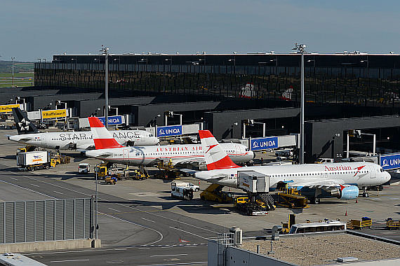 OE-LBP OE-LBX AUA Austrian Airlines Star Alliance Skylink Terminal 3 Symbolbild Sujetbild Foto Huber Austrian Wings Media Crew
