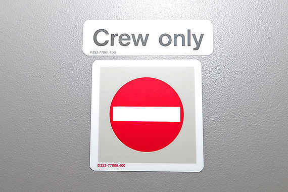 Cockpittüre Crew only Zutritt verboten Eintritt verboten Symbolbild Sujetbild Foto PA Austrian Wings Media Crew