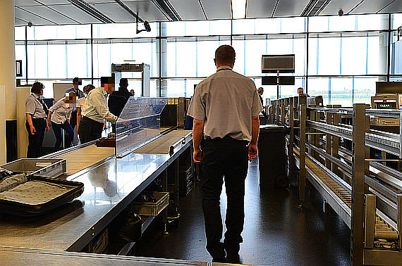 Sicherheitskontrolle SIKO Flughafen Wien Foto PA Austrian Wings Media Crew