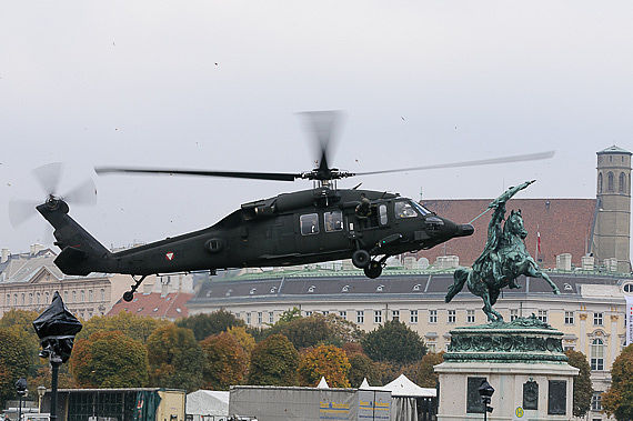 Black Hawk bei der Landung am Heldenplatz - Foto: Markus Dobrozemsky