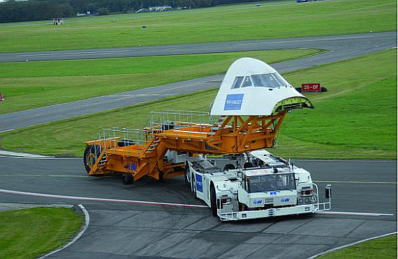 Der TaxiBot-Schlepper - Foto: Lufthansa
