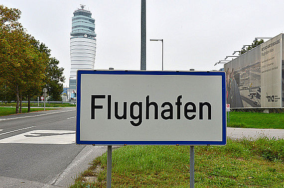 Flughafen Wien Ortschild Tower 3 Symbolbild Sujetbild Foto PA Austrian Wings Media Crew
