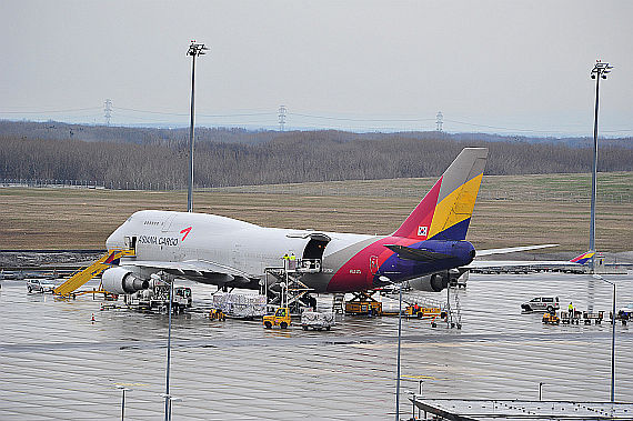 Boeing 747-400 der Asiana beim Verladen von Luftfracht Cargo Air Cargo - Foto: PA / Austrian Wings Media Crew