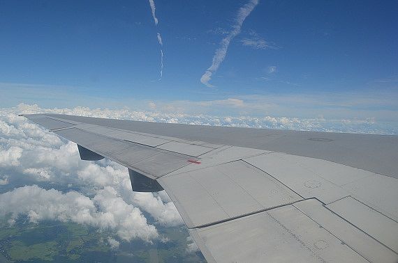 Biman Bangladesh DC-10 Tragfläche während des Fluges Flug Blick aus dem Fenster Flugverkehr Symbolbild Sujetbild Luftverkehr Maierhofer