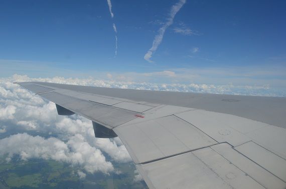 Biman Bangladesh DC-10 Tragfläche während des Fluges Flug Blick aus dem Fenster Flugverkehr Symbolbild Sujetbild Luftverkehr Maierhofer