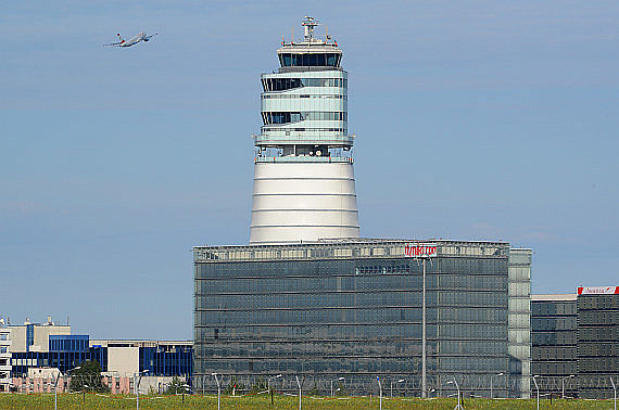 Flughafen Wien mit Tower und Office Park Symbolbild Sujetbild Foto PA Austrian Wings Media Crew