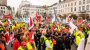 Mehr als 2.500 Menschen demonstrierten in Brüssel gegen die geplante Liberalisierung der Bodenverkehrsdienste auf den europäischen Flughäfen - Foto: Ulrich Lehner