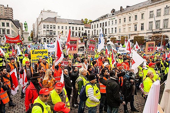 Mehr als 2.500 Menschen demonstrierten in Brüssel gegen die geplante Liberalisierung der Bodenverkehrsdienste auf den europäischen Flughäfen - Foto: Ulrich Lehner