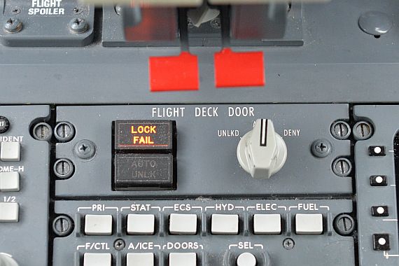 Bombardier CRJ900 Cockpit Flight Deck Door Lock Switch Foto PA Austrian Wings Media Crew
