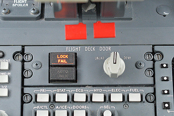 Bombardier CRJ900 Cockpit Flight Deck Door Lock Switch Foto PA Austrian Wings Media Crew