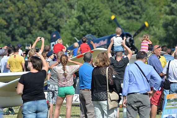 Flugplatzfest Stockerau 2015 28062015 Foto Huber Austrian Wings Media Crew Besucher vor Corsair