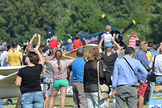 Flugplatzfest Stockerau 2015 28062015 Foto Huber Austrian Wings Media Crew Besucher vor Corsair