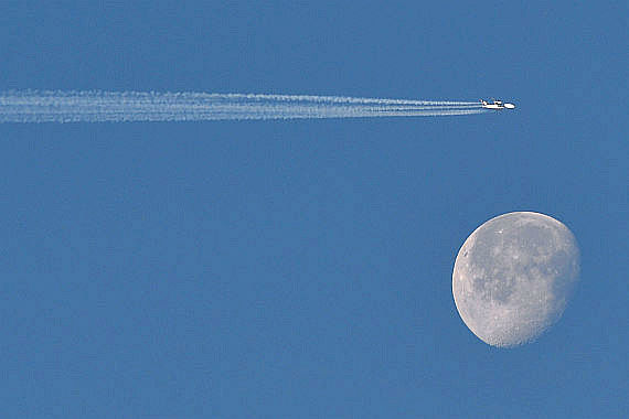 Flugverkehr Symbolbild Sujetbild Verkehrsluftfahrt Mond Kondensstreifen Singapore Airlines Airbus A380 Foto Huber Austrian Wings Media Crew