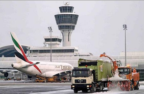 Winterdienst auf dem Flughafen München - Foto: FMG
