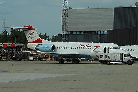 AUA Austrian Airlines Tyorlean Fokker 70 OE-LFK vor der AUA Technik Foto PA Austrian Wings Media Crew