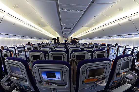 Lufthansa Boeing 747-8I Economy Class Passagiere Foto PA Austrian Wings Media Crew