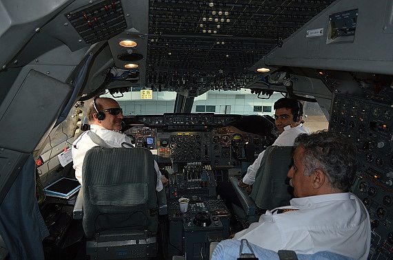 Cockpit mit Flugingenieur Boeing 747SP Iran Air 74L (39) Foto Roman Maierhofer