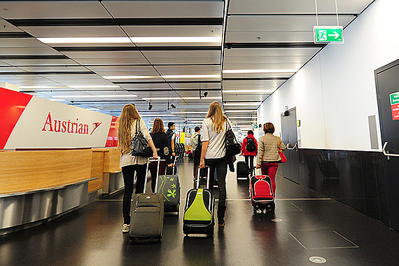AUA Austrian Airlines Passagiere Skylink Check-In 3 Flughafen Wien Symbolbild Sujetbild Trolley Handgepäck Foto PA Austrian Wings Media Crew